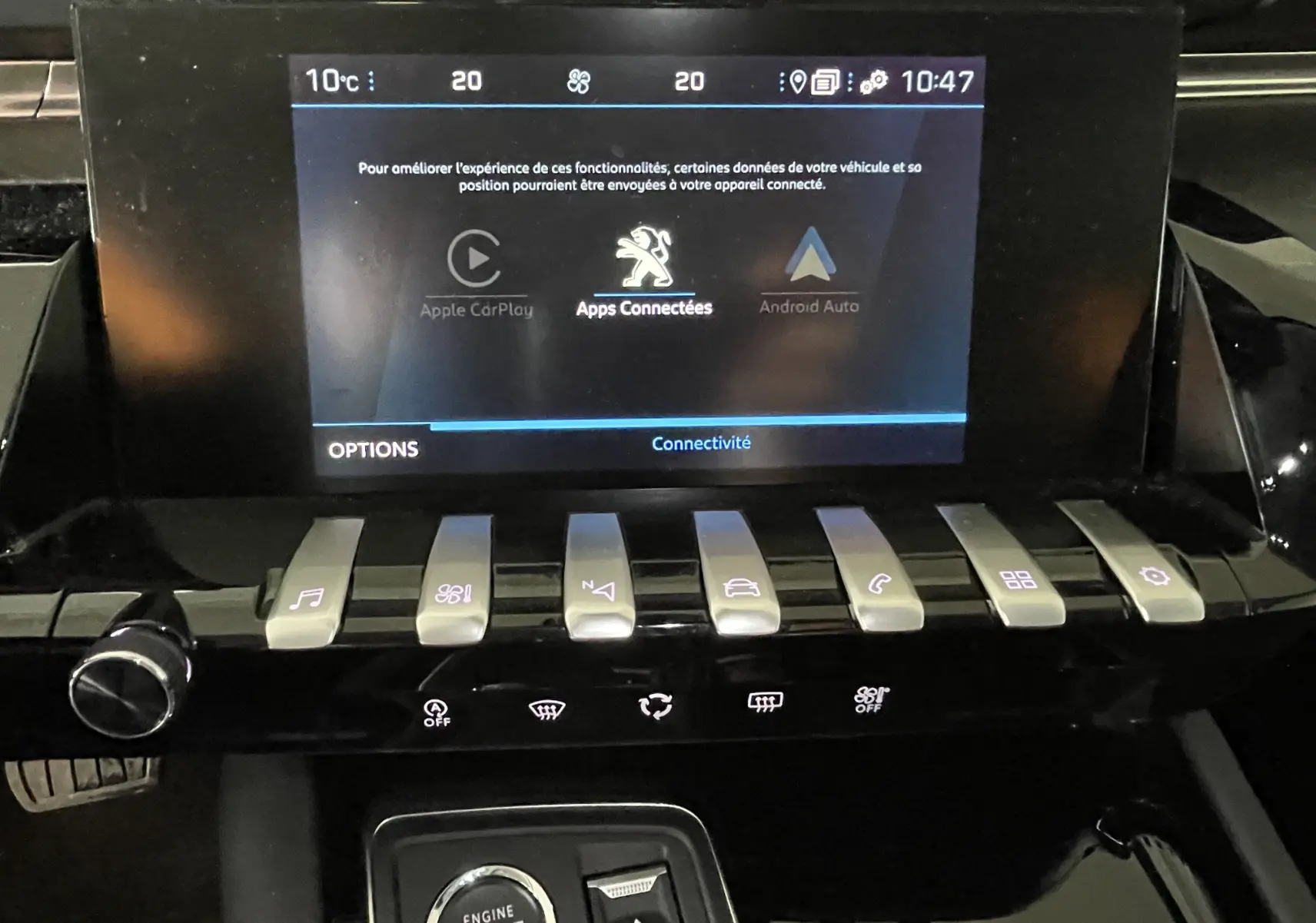 Écran tactile central et rangée de commandes piano sur tableau de bord noir du Peugeot 508 gris platinium 2021.