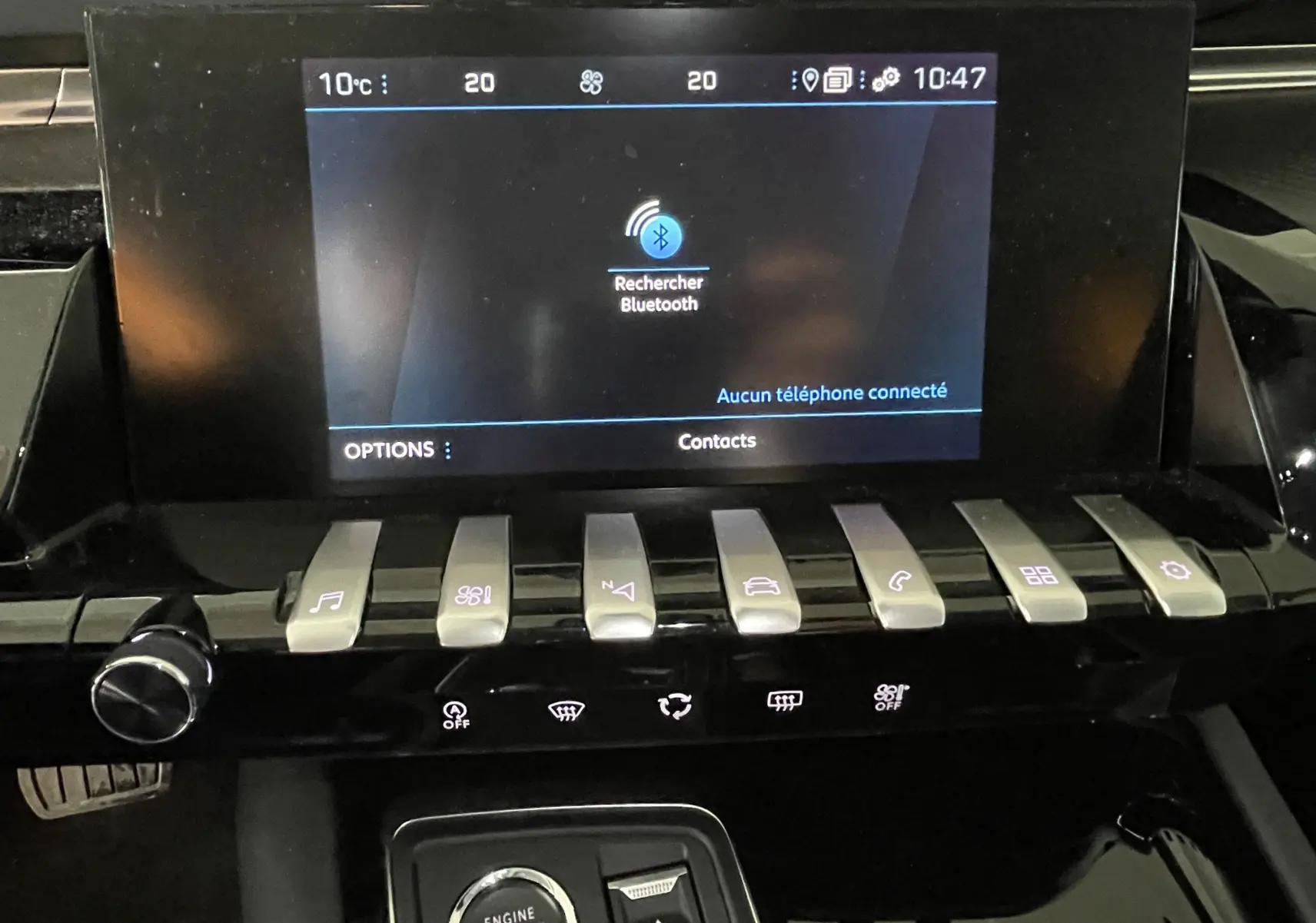 Écran tactile central et rangée de commandes piano dans l'habitacle noir du Peugeot 508 gris platinium 2021.