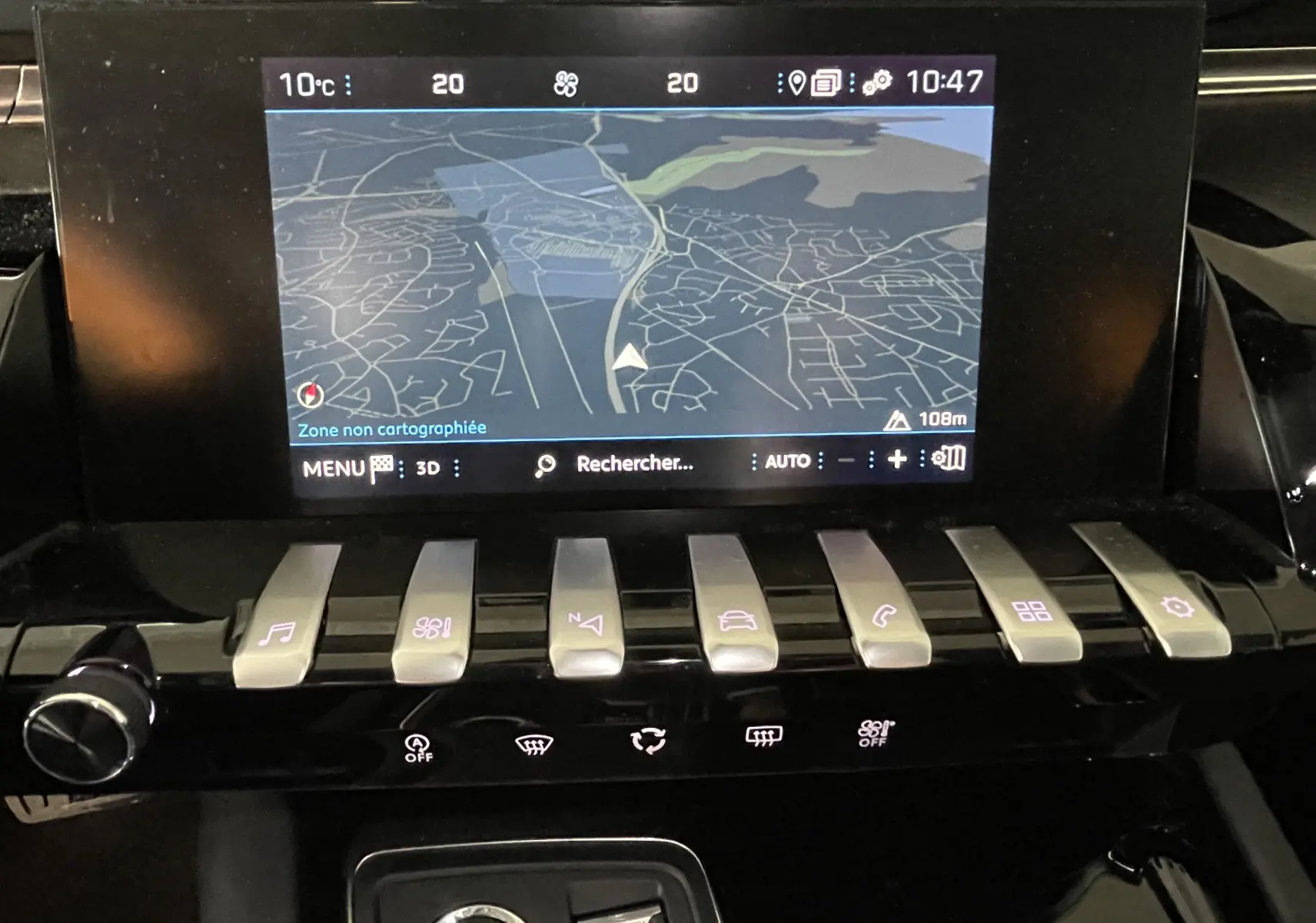 Écran tactile central avec navigation GPS et commandes tactiles en rangée sur le tableau de bord d'une Peugeot 508 gris platinium.