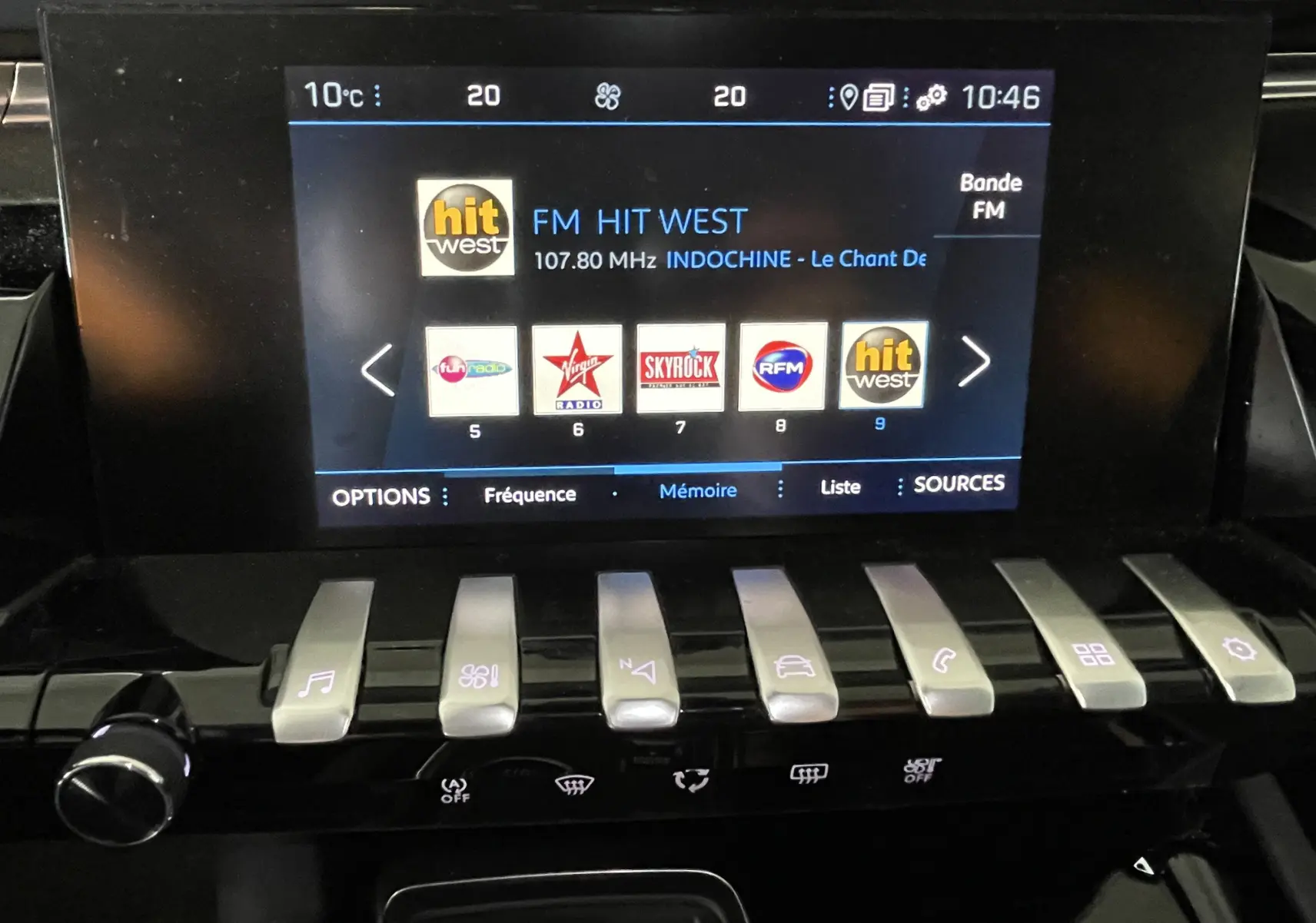 Écran tactile central de la Peugeot 508 2021 avec commandes piano et affichage radio FM en intérieur noir.