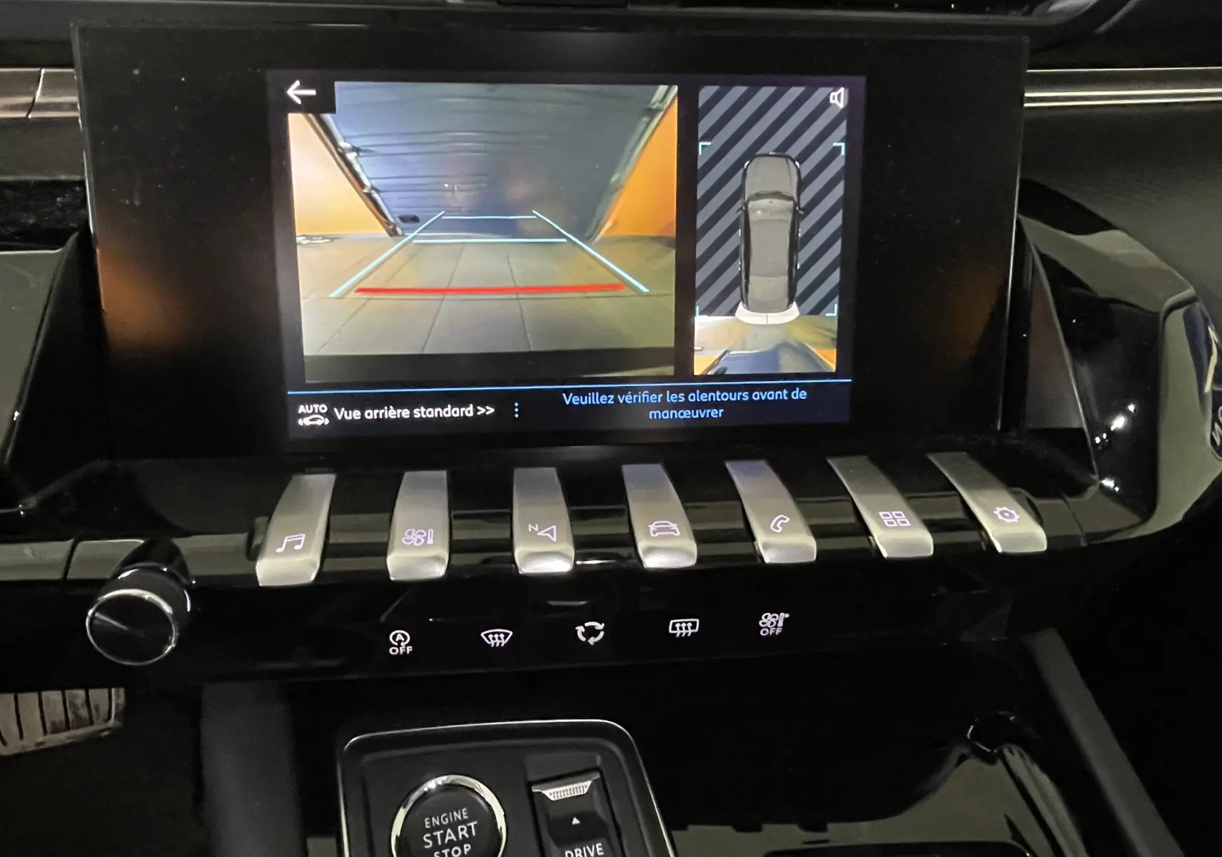 Écran tactile affichant la caméra de recul et la vue 360 dans l'habitacle d'une Peugeot 508 gris platinium de 2021.