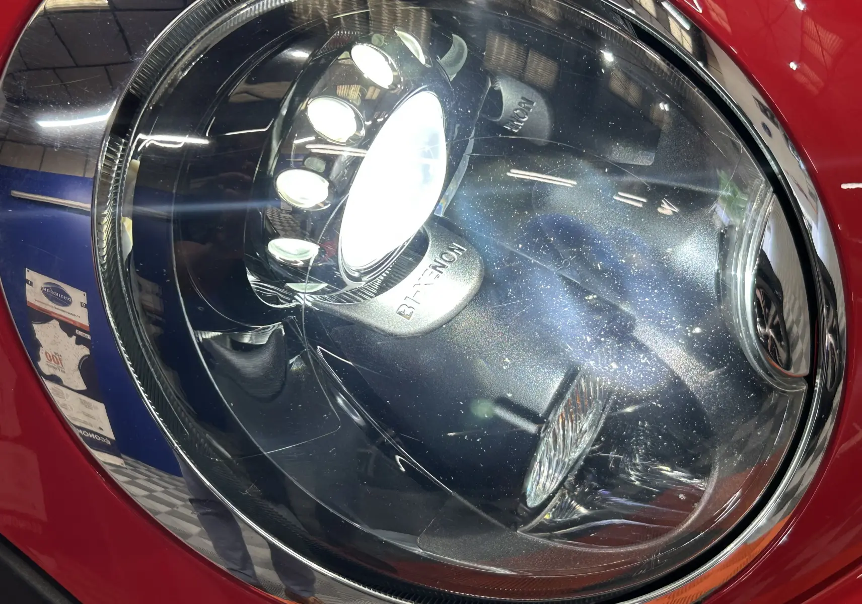 Poignée de porte chromée en gros plan sur la portière rouge vif d'une MINI Cabriolet Cooper S 2012.