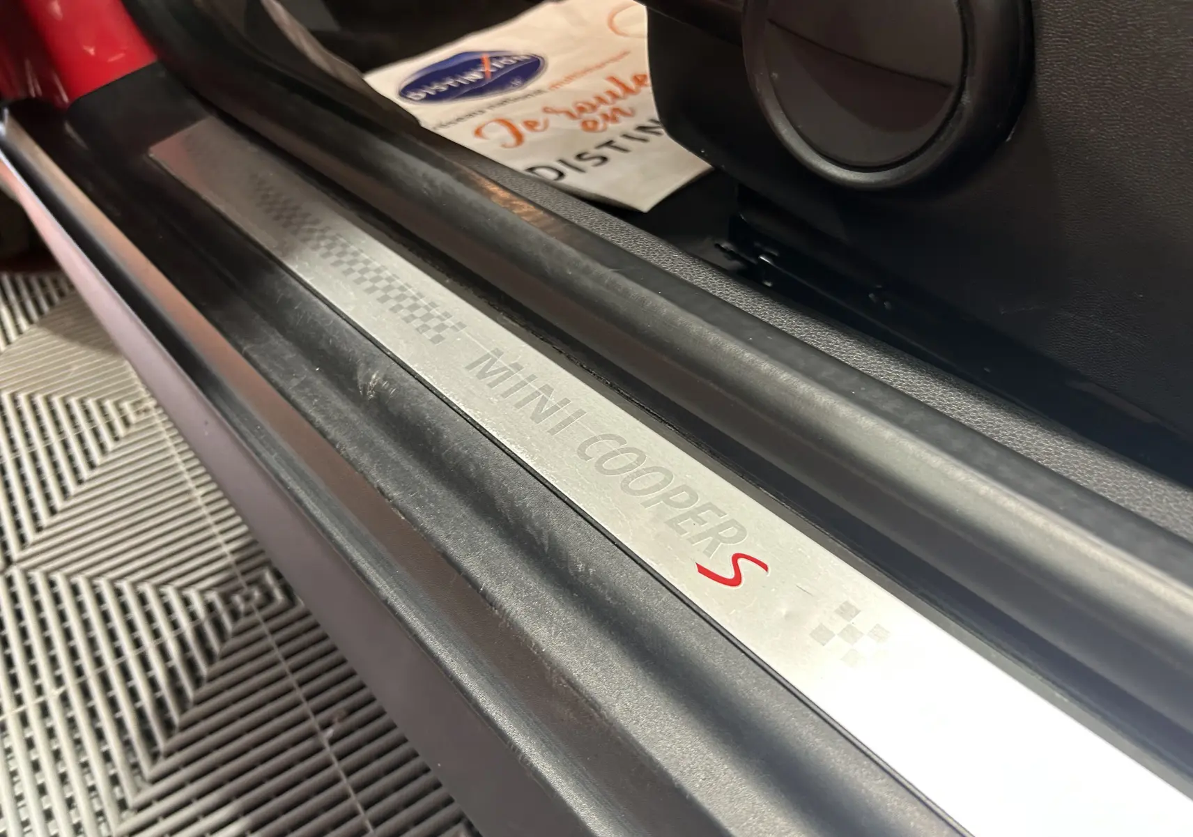 Vue intérieure de la MINI Cabriolet Cooper S rouge de 2012, avec tableau de bord et sièges en cuir rouge et noir.