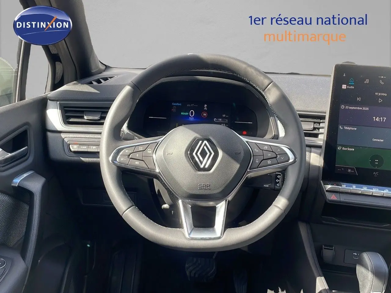 Vue frontale du volant Renault Captur 2025 noir étoile métal avec tableau de bord numérique et écran tactile central.
