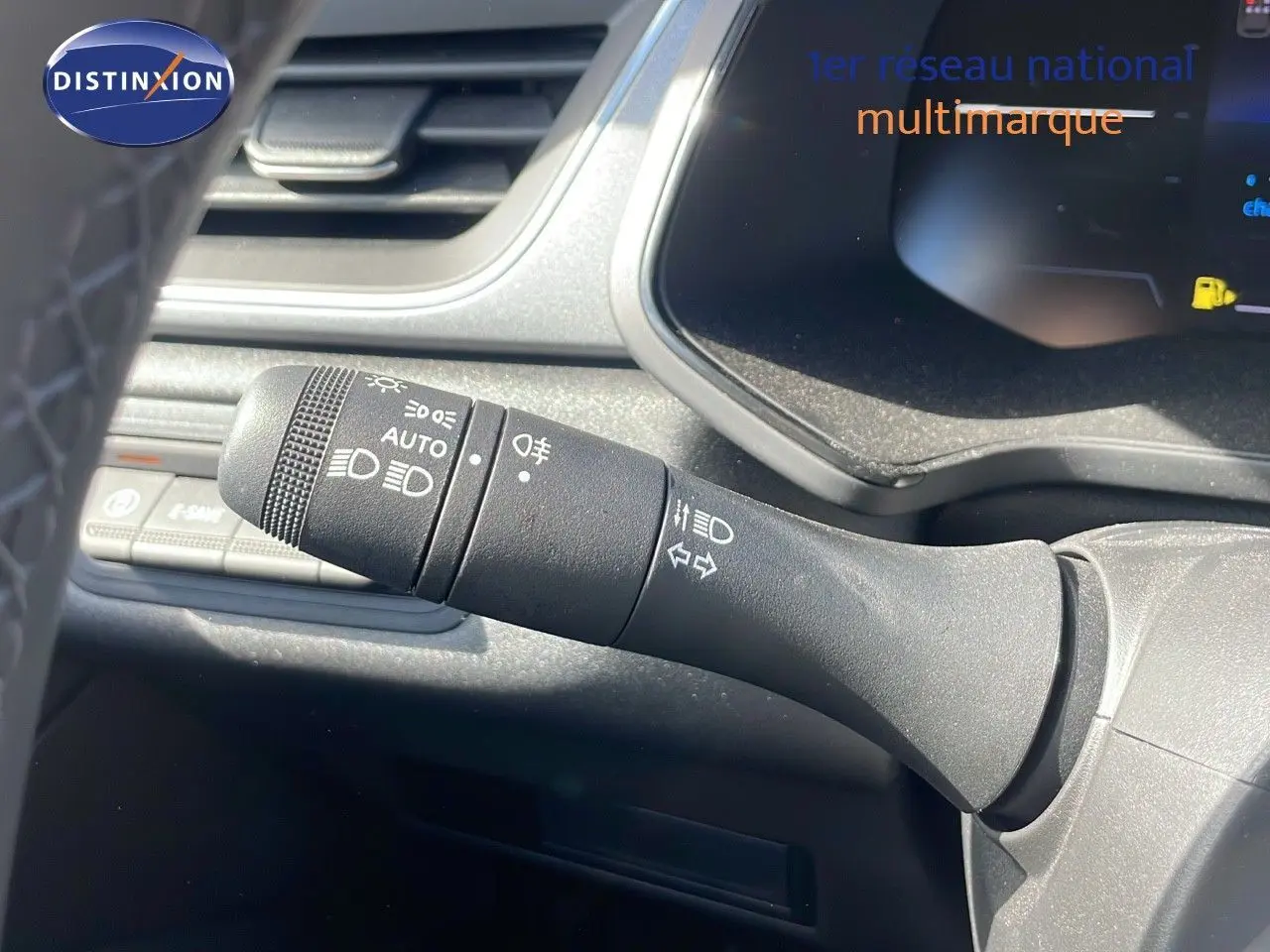 Gros plan sur la commande des phares et clignotants du tableau de bord du Renault Captur noir étoile métal 2025.