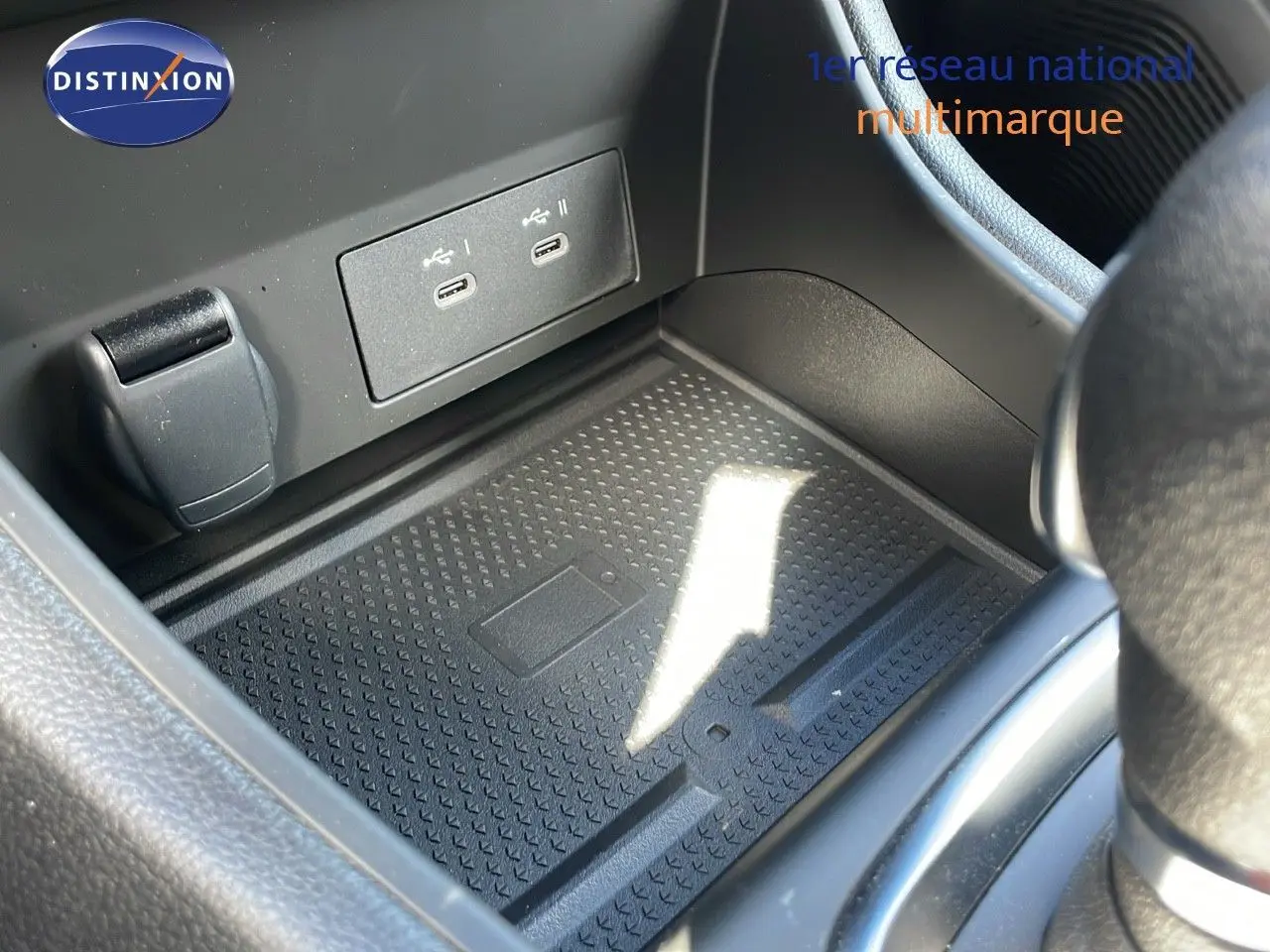 Gros plan sur la console centrale du Renault Captur 2025, montrant les ports USB et un espace de rangement noir.