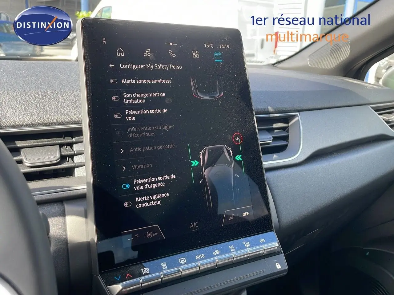 Écran tactile central du tableau de bord du Renault Captur 2025, affichant les réglages de sécurité active.
