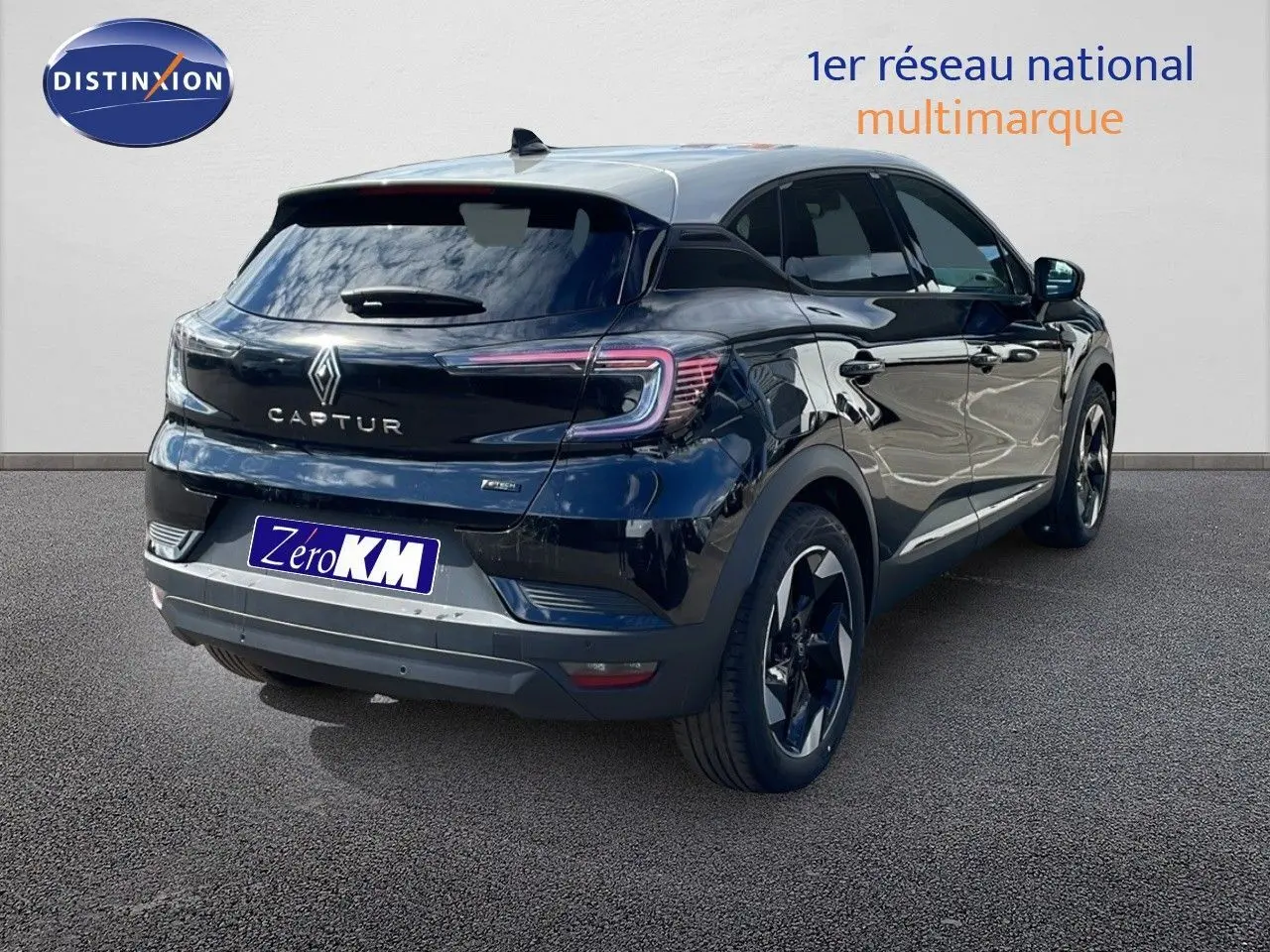 Vue 3/4 arrière droite d'un Renault Captur noir étoile métal avec toit gris, mettant en valeur ses feux LED et jantes biton.