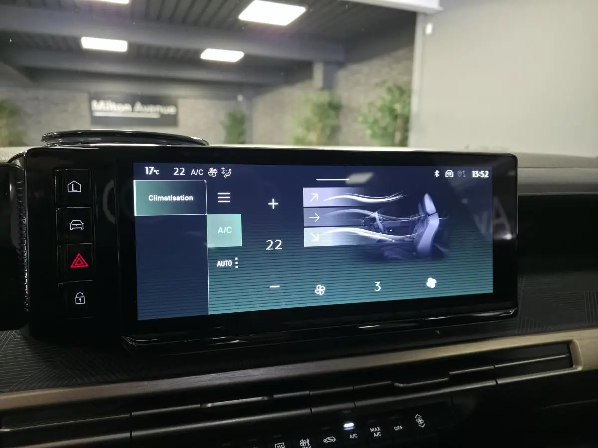 Écran tactile central de la Lancia Ypsilon 2025 affichant les réglages de climatisation dans un intérieur moderne.