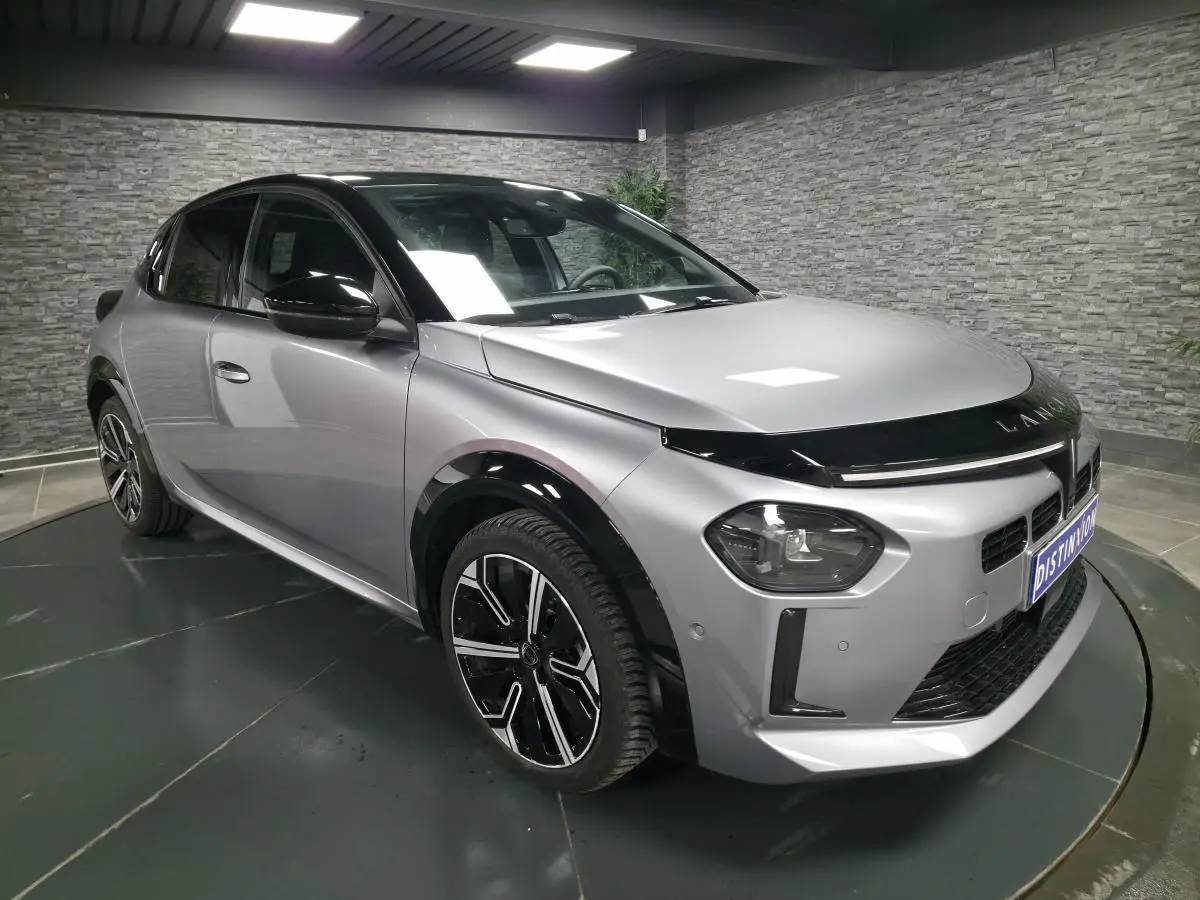 Lancia Ypsilon 2025 gris bi-color vue 3/4 avant avec toit noir et jantes alliage 17 pouces diamantées