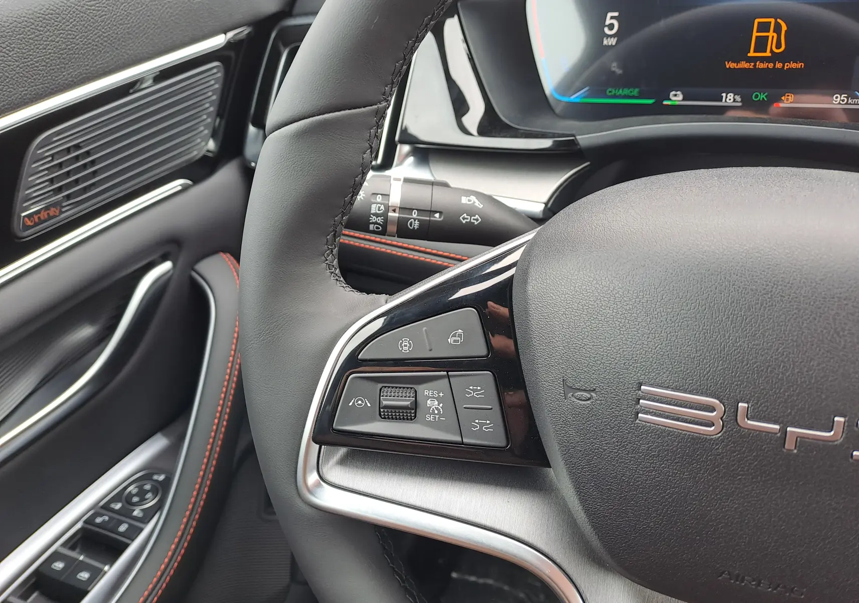 Vue frontale du BYD SEAL U 2025 en couleur Boundless Cloud, avec calandre horizontale et phares LED fins.