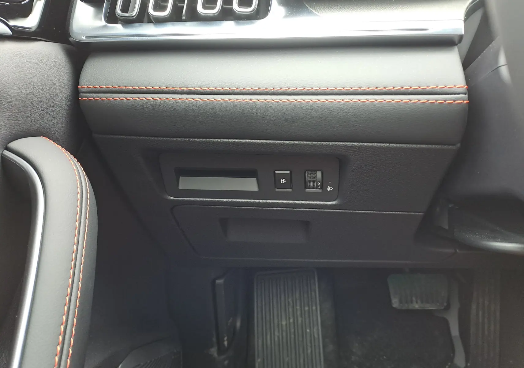 Vue 3/4 arrière droite du SUV BYD SEAL U hybride rechargeable couleur Boundless Cloud avec jantes alliage bicolores.