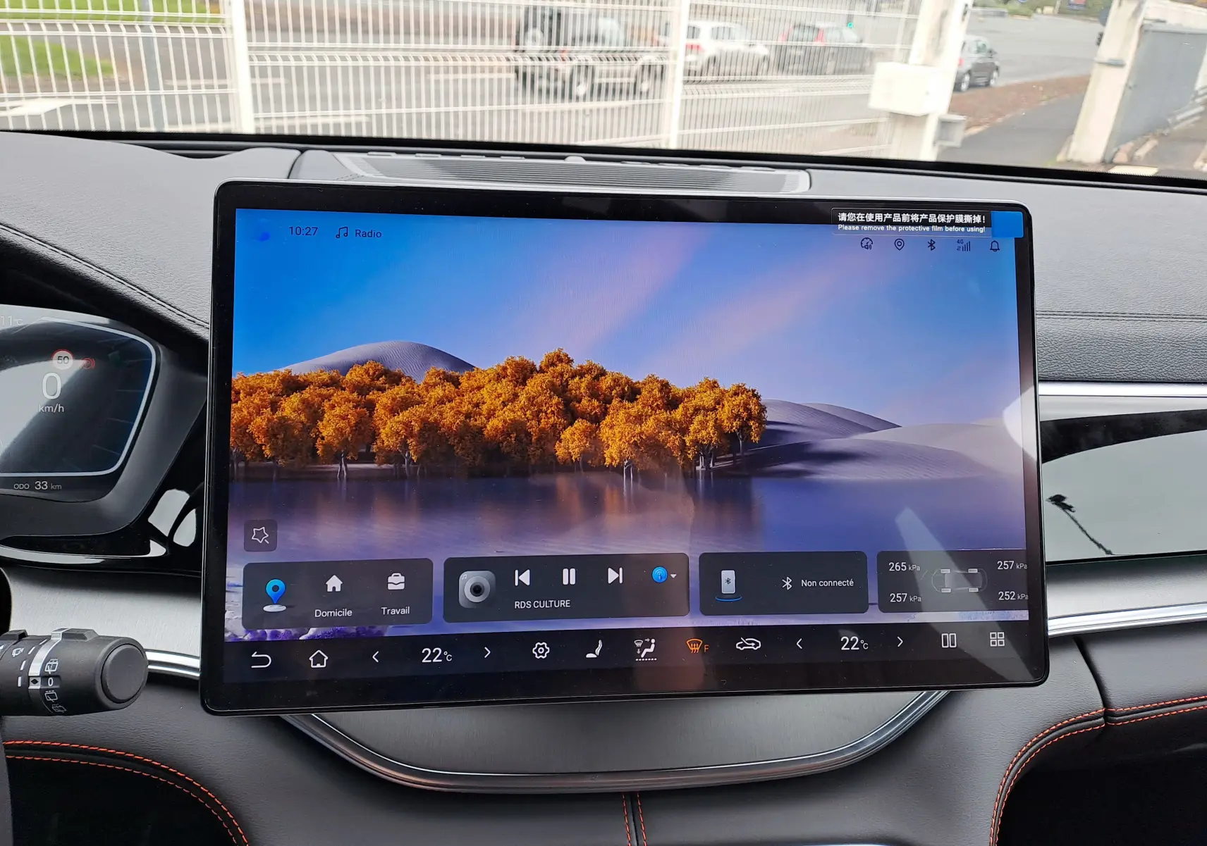 Vue arrière d'un BYD SEAL U hybride rechargeable couleur Boundless Cloud avec feux LED et logo BYD lumineux.