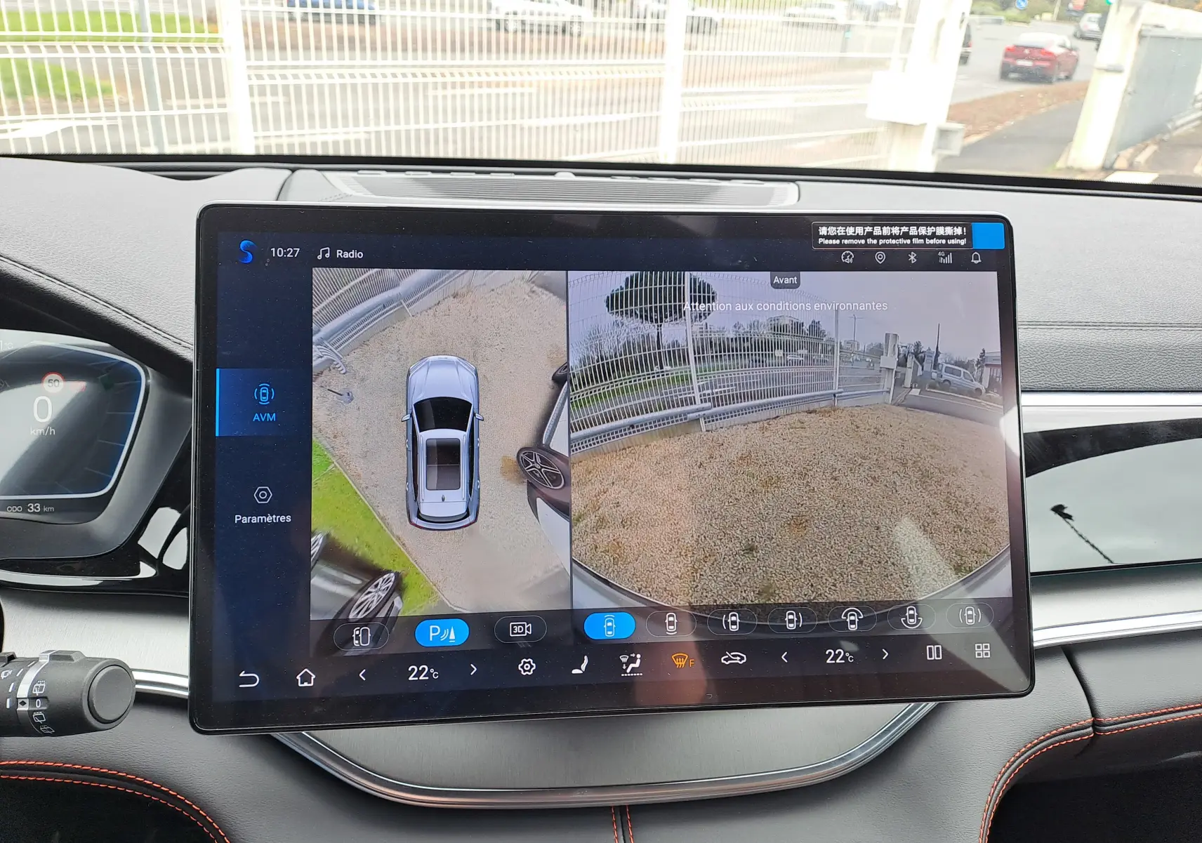 Vue intérieure avant du BYD SEAL U 2025 avec sièges en similicuir brun et noir, grand écran tactile central et volant multifonction.