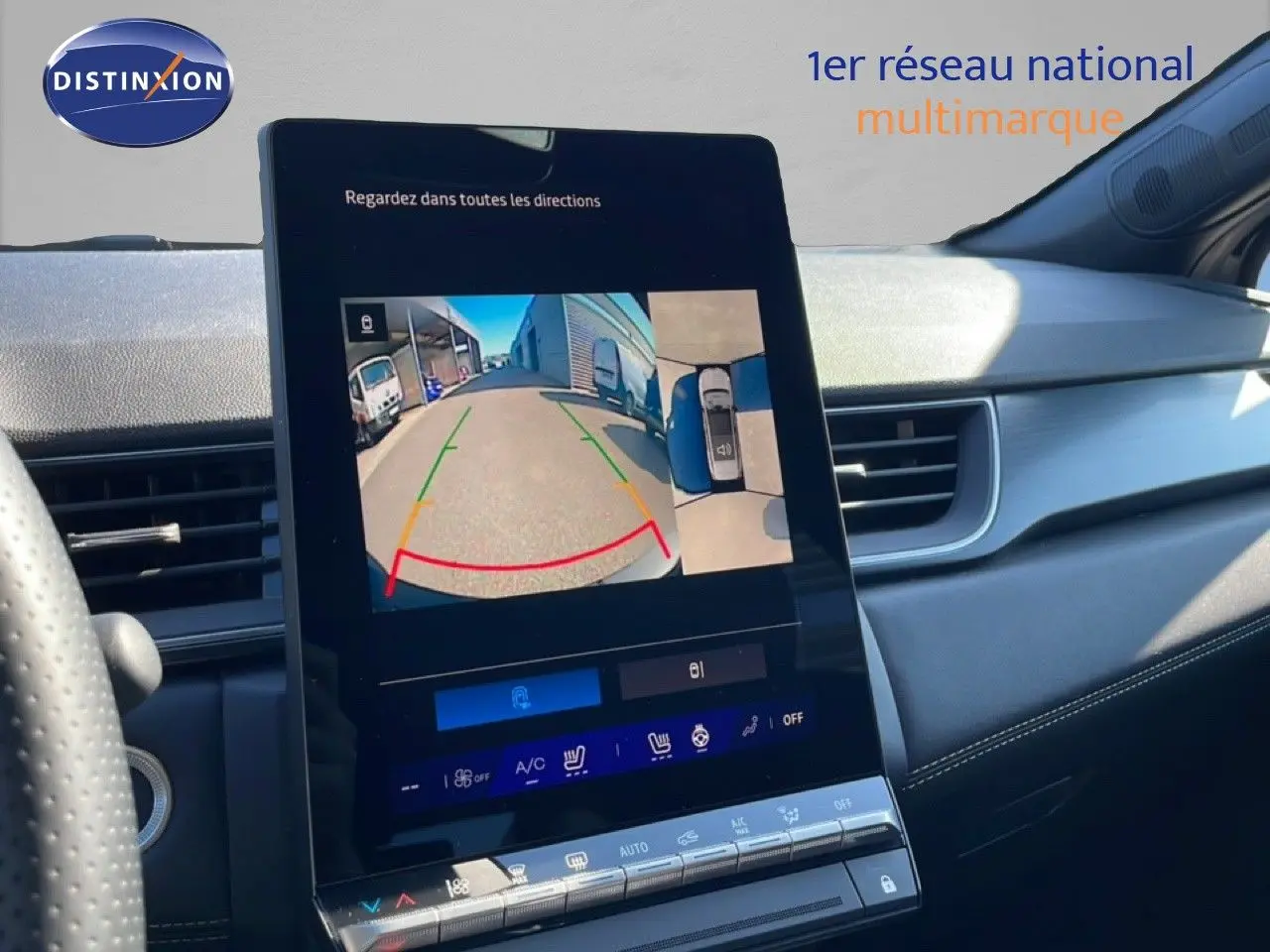 Vue intérieure centrée sur l’écran tactile du tableau de bord du Renault Symbioz noir étoile métal, affichant la caméra 360° en marche.