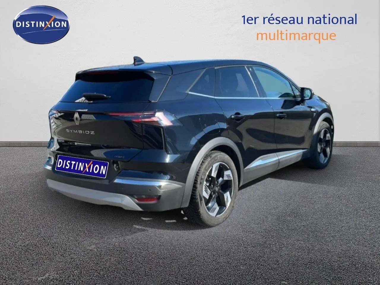 Renault Symbioz noir étoile métal en 3/4 arrière droit, SUV hybride avec jantes modernes et lignes épurées.