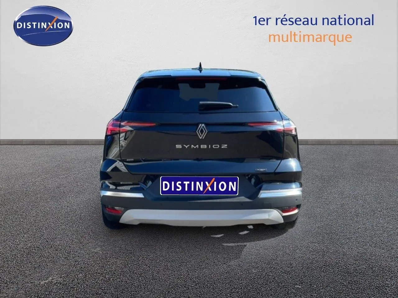 Vue arrière du Renault SYMBIOZ noir étoile métal, mettant en valeur ses feux étirés et son logo central lumineux.