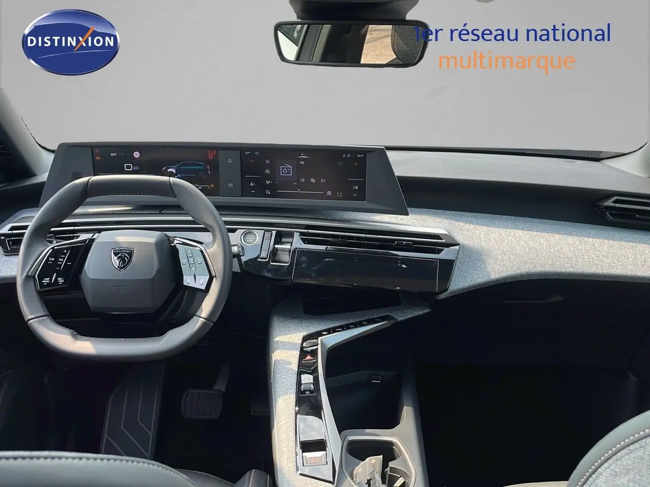 Intérieur moderne du Peugeot 3008 2025, vue de face sur le tableau de bord gris avec écran tactile panoramique.