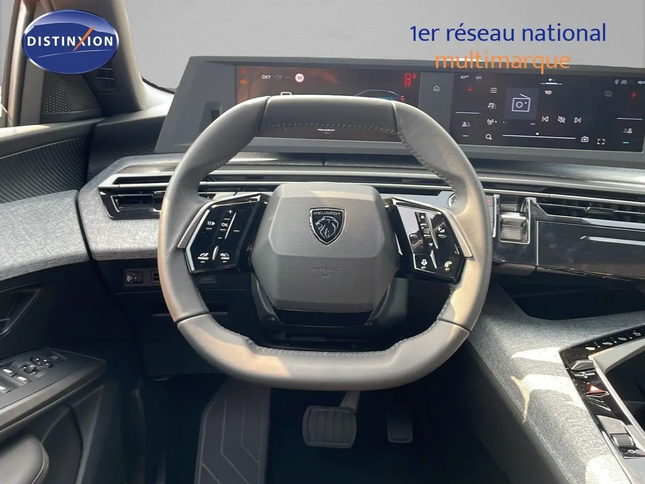 Vue intérieure centrée sur le volant cuir noir du Peugeot 3008 1.2 Hybrid 145ch, tableau de bord numérique et finitions grises.