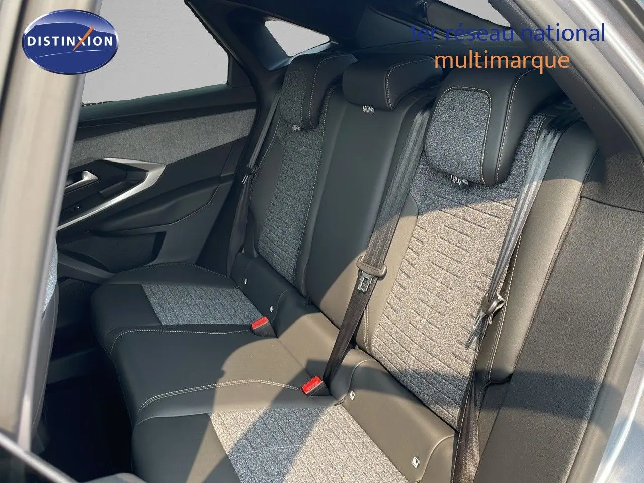 Vue intérieure côté droit des sièges arrière en tissu gris et cuir noir du Peugeot 3008 1.2 Hybrid 145ch Allure 2025.