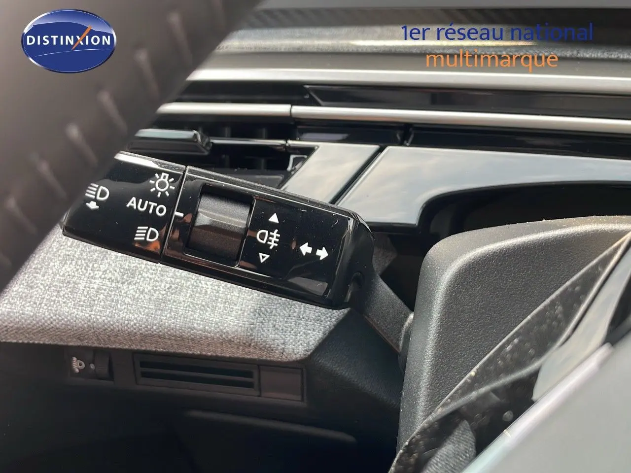 Gros plan sur la commande des feux et clignotants à gauche du volant dans l’habitacle du Peugeot 3008 gris Artense.