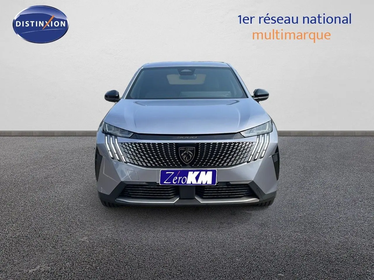 Vue frontale du Peugeot 3008 gris Artense métal 2025 avec calandre distinctive et feux LED verticaux allumés.