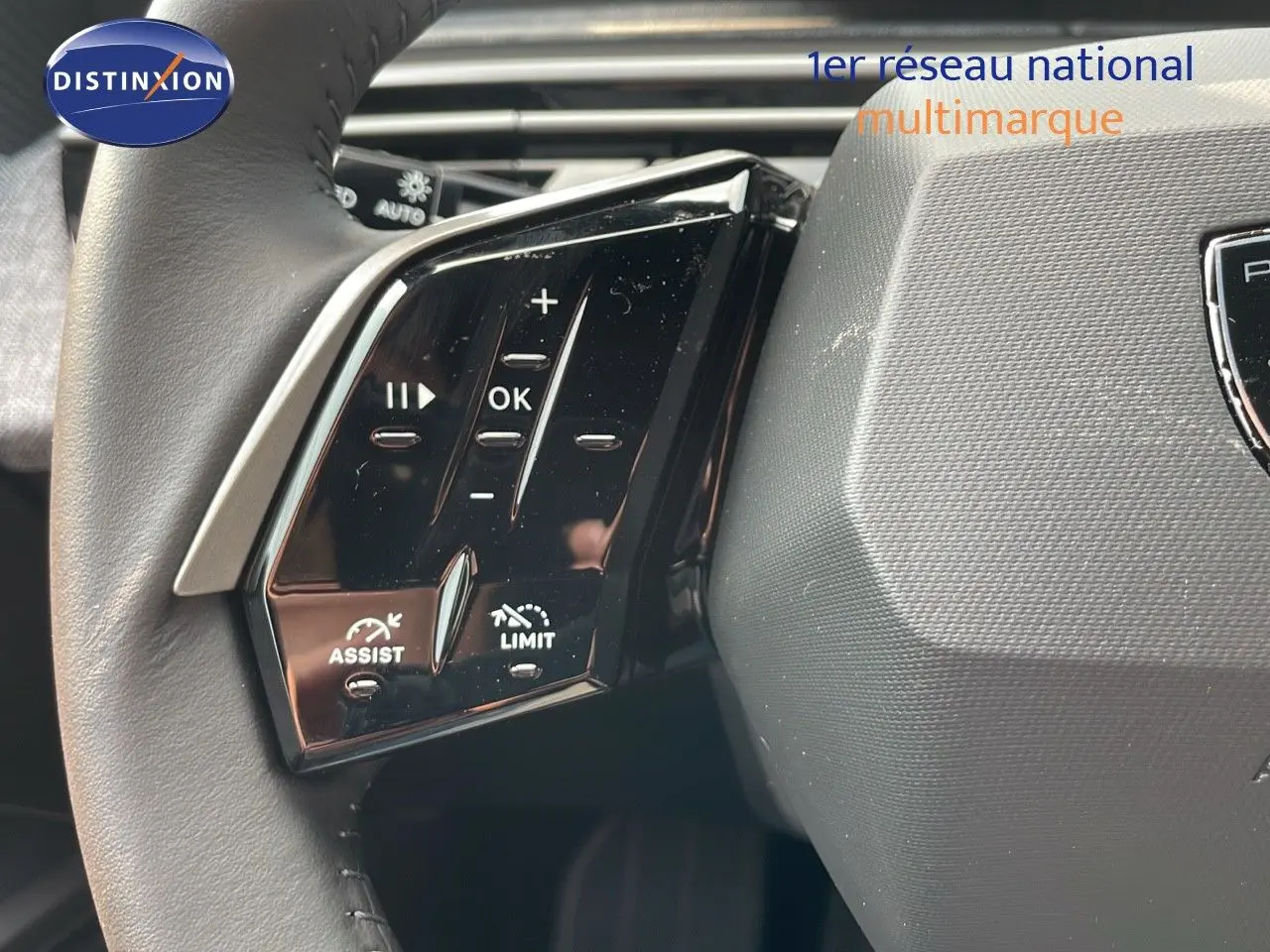Gros plan sur les commandes gauche du volant du Peugeot 3008 gris Artense 2025, avec boutons multifonctions et régulateur.