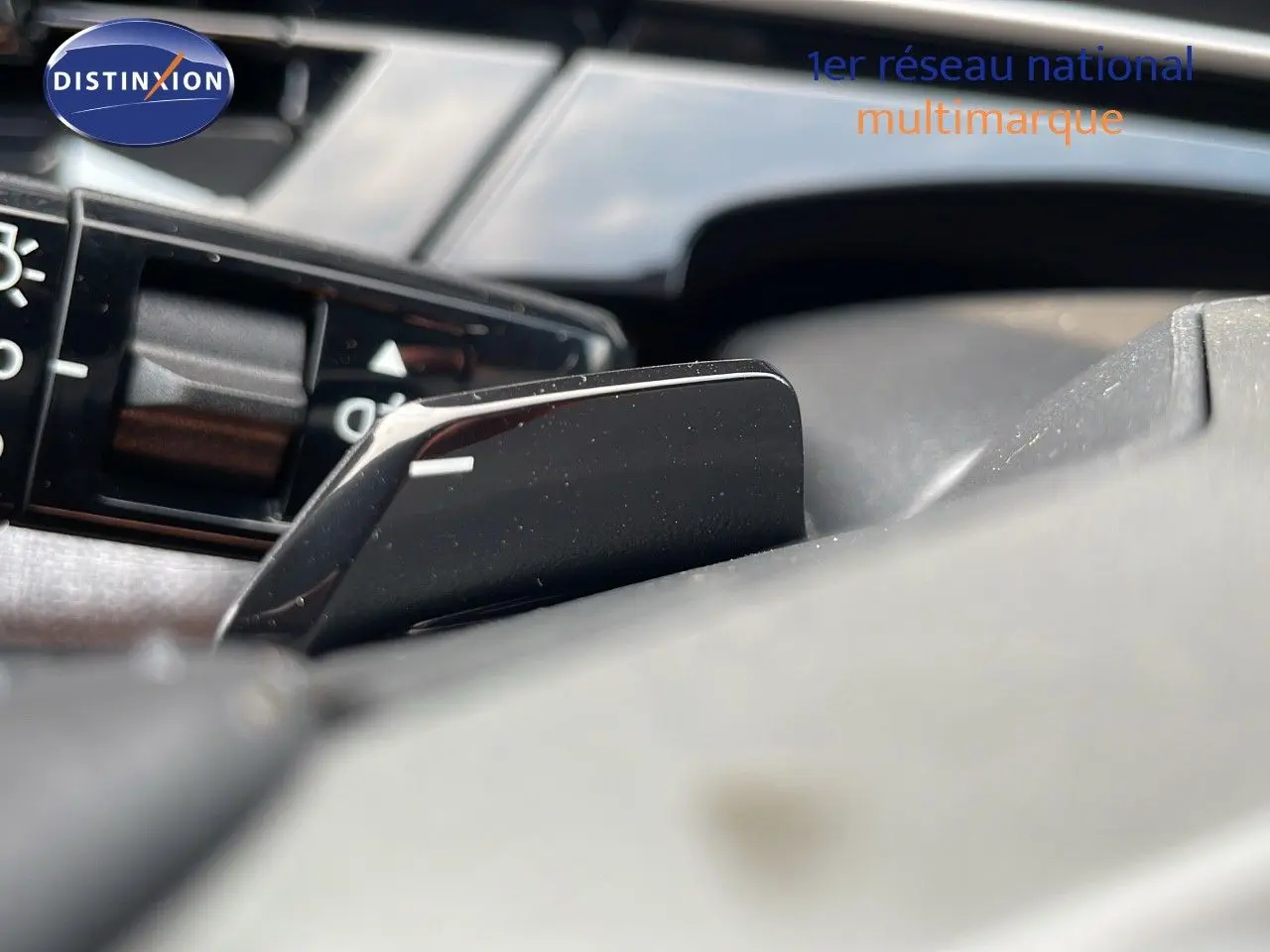 Gros plan sur la palette de changement de vitesse dans l'habitacle du Peugeot 3008 gris Artense métal.