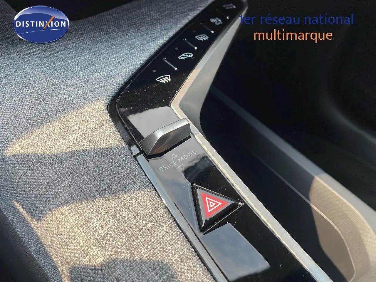 Gros plan sur la console centrale du Peugeot 3008 2025, mettant en valeur les commandes de mode de conduite et le bouton de warning.