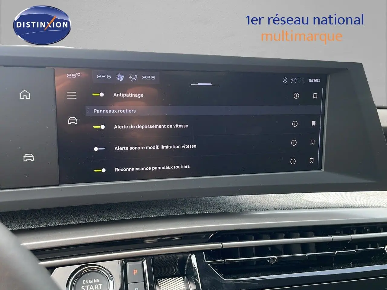 Vue intérieure du tableau de bord du Peugeot 3008 gris Artense, écran tactile affichant les aides à la conduite.
