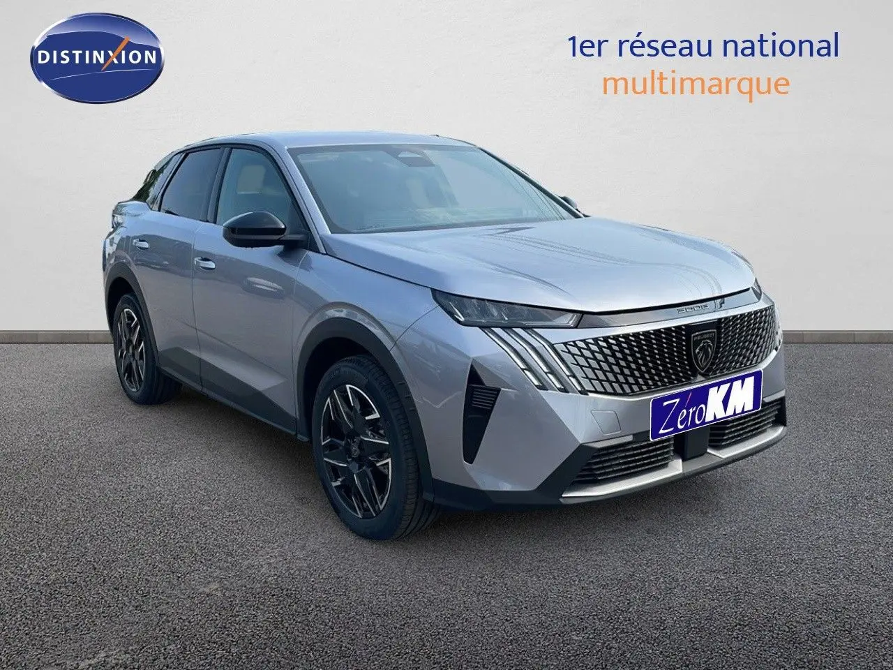 Peugeot 3008 gris Artense métal en 3/4 avant droit, avec calandre distinctive et jantes noires bicolores.