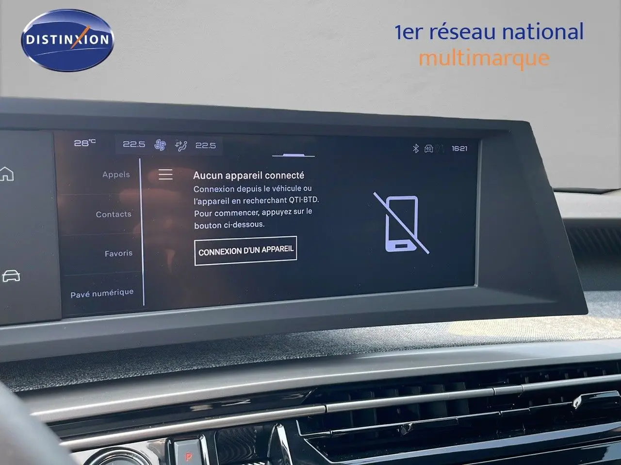Écran tactile central du Peugeot 3008 2025 affichant la connexion Bluetooth inactive, avec tableau de bord gris et détails noirs.