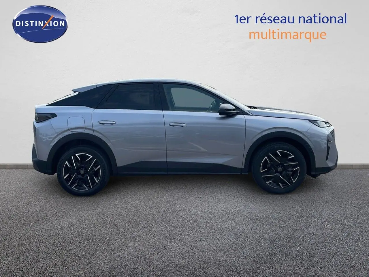 Peugeot 3008 gris Artense métal en profil droit, SUV hybride 2025 avec jantes noires et toit noir contrasté.