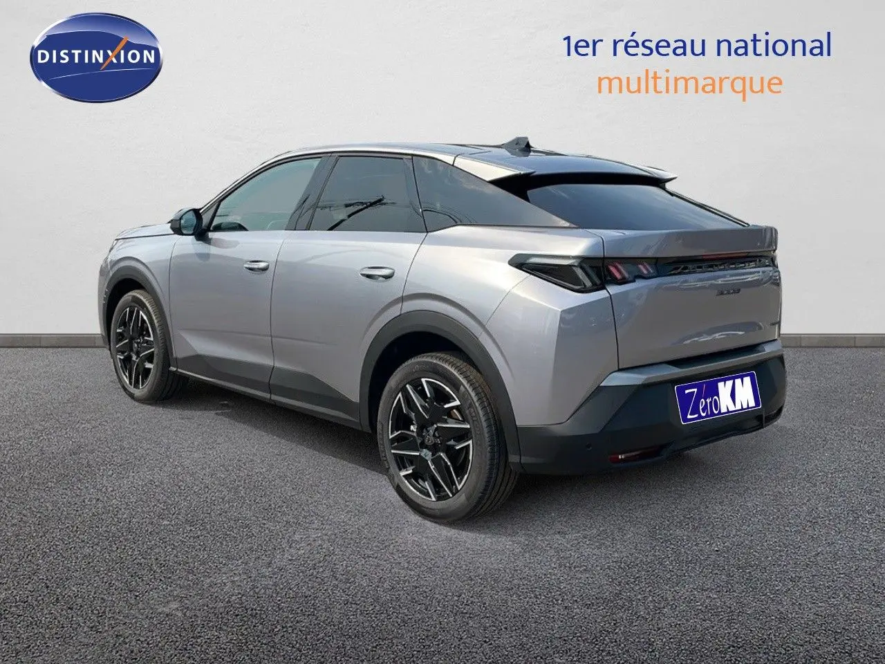Peugeot 3008 gris Artense métal en 3/4 arrière droit, avec jantes noires et toit noir contrasté.