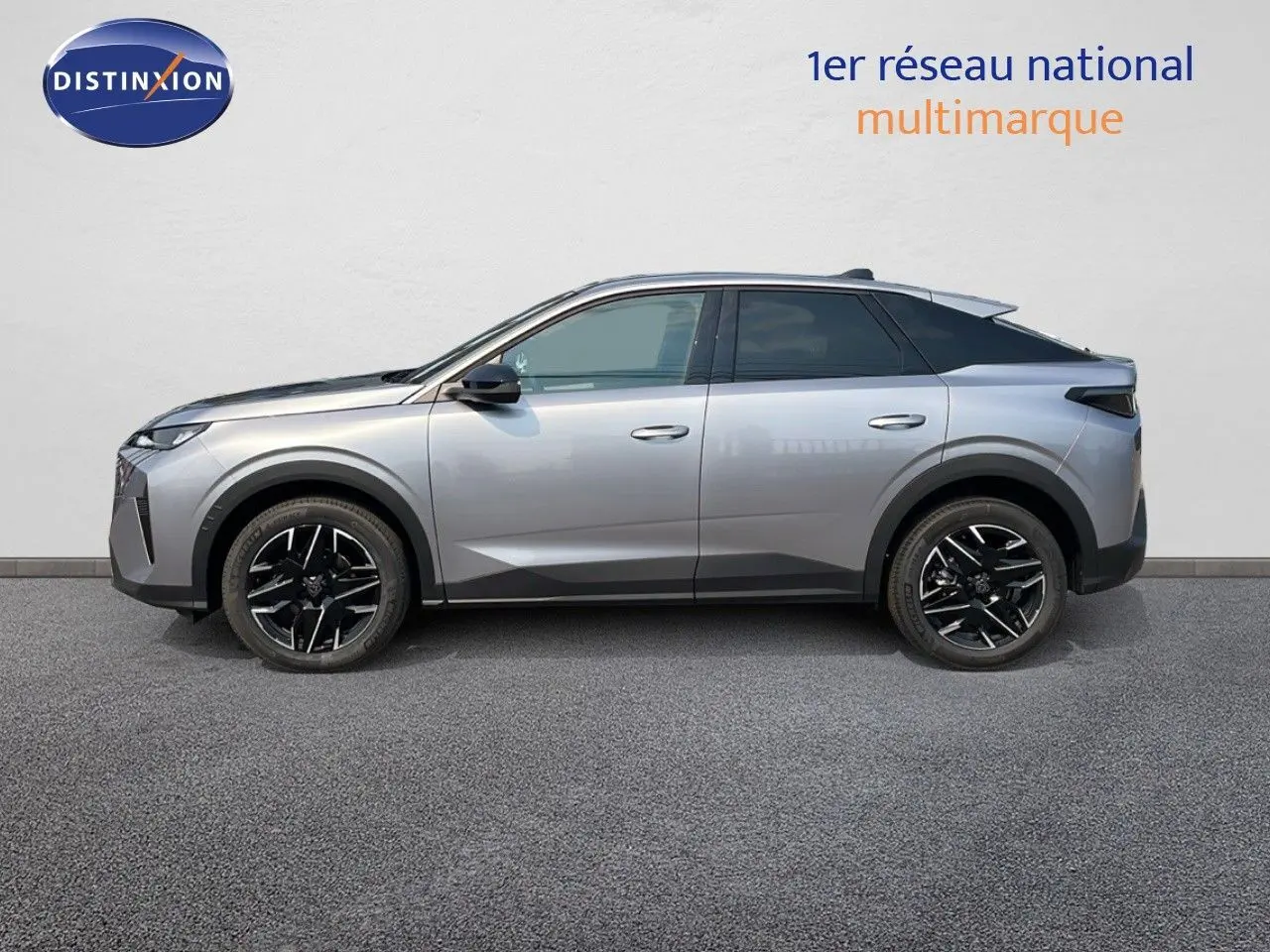 Profil côté gauche du Peugeot 3008 gris Artense 2025, avec jantes noires et toit noir contrastant.