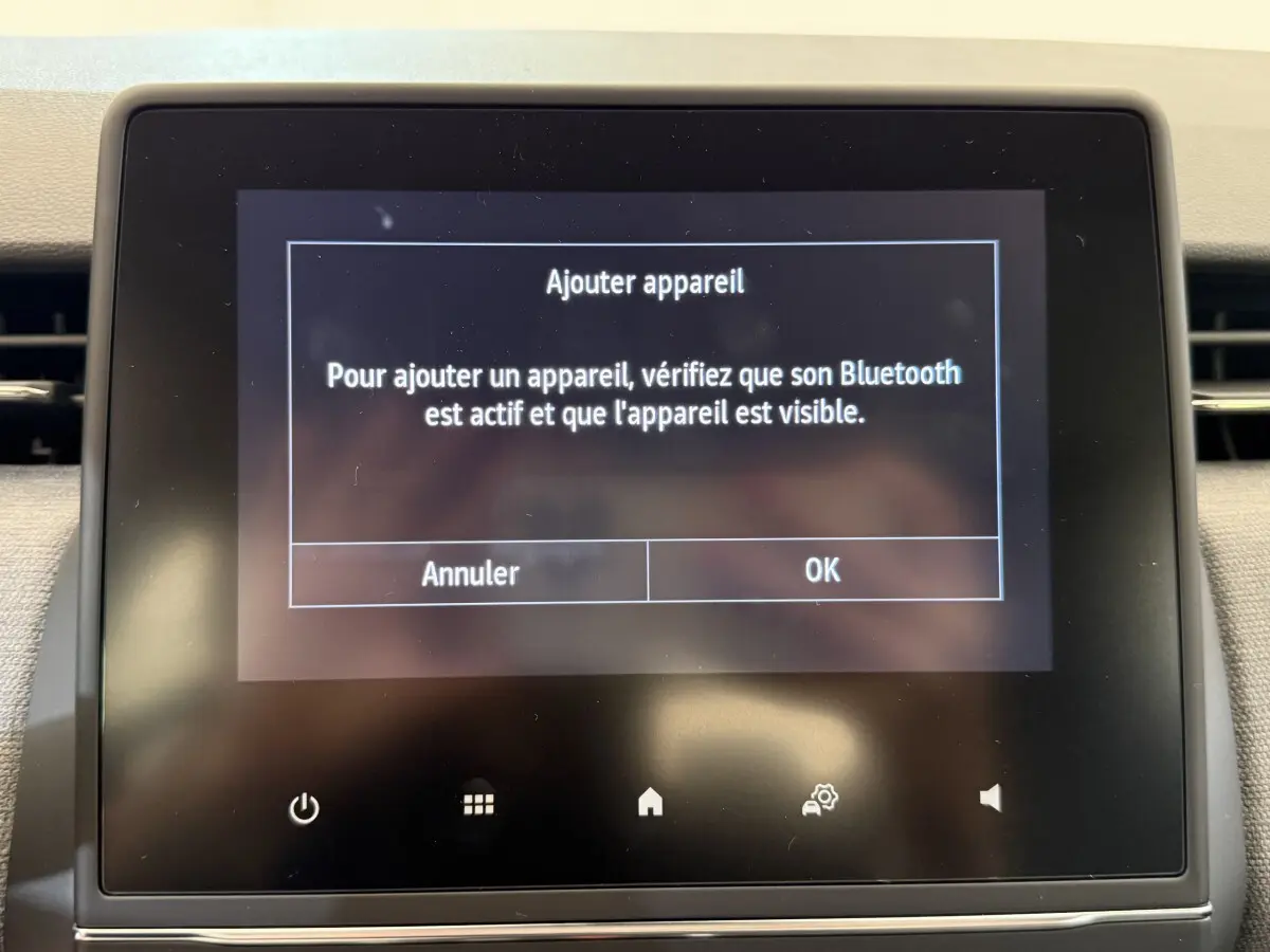 Écran tactile central de la Renault Clio noire 2025 affichant une demande d'ajout d'appareil Bluetooth.