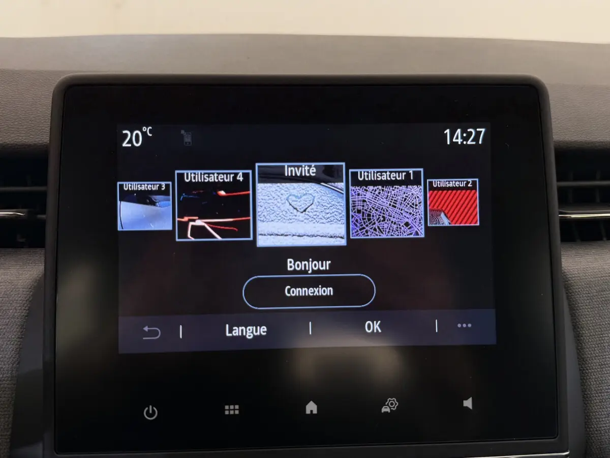 Écran tactile central de la Renault Clio noire 2025 affichant les profils utilisateurs et options de connexion.