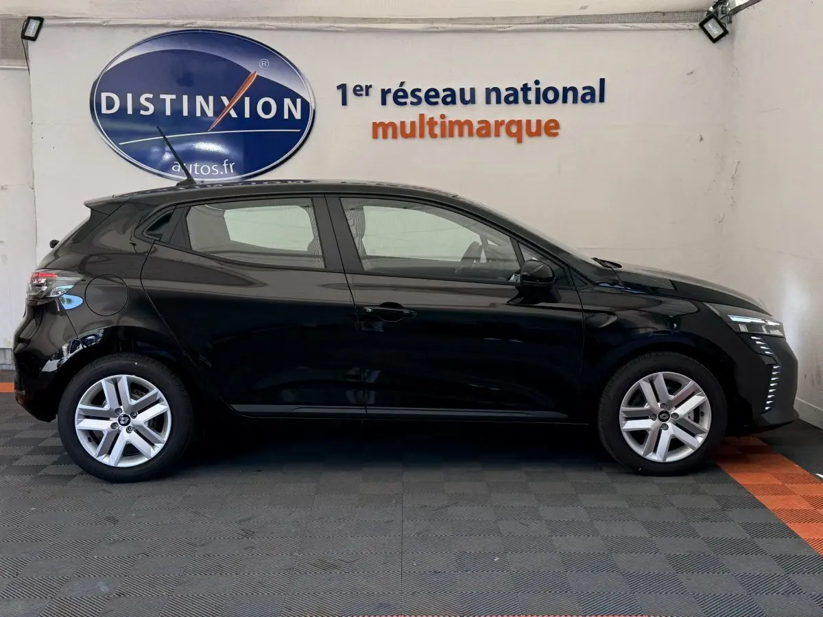 Profil côté gauche d'une Renault Clio noire 2025 Evolution Blue dCi 100 avec feux LED et jantes alliage visibles.