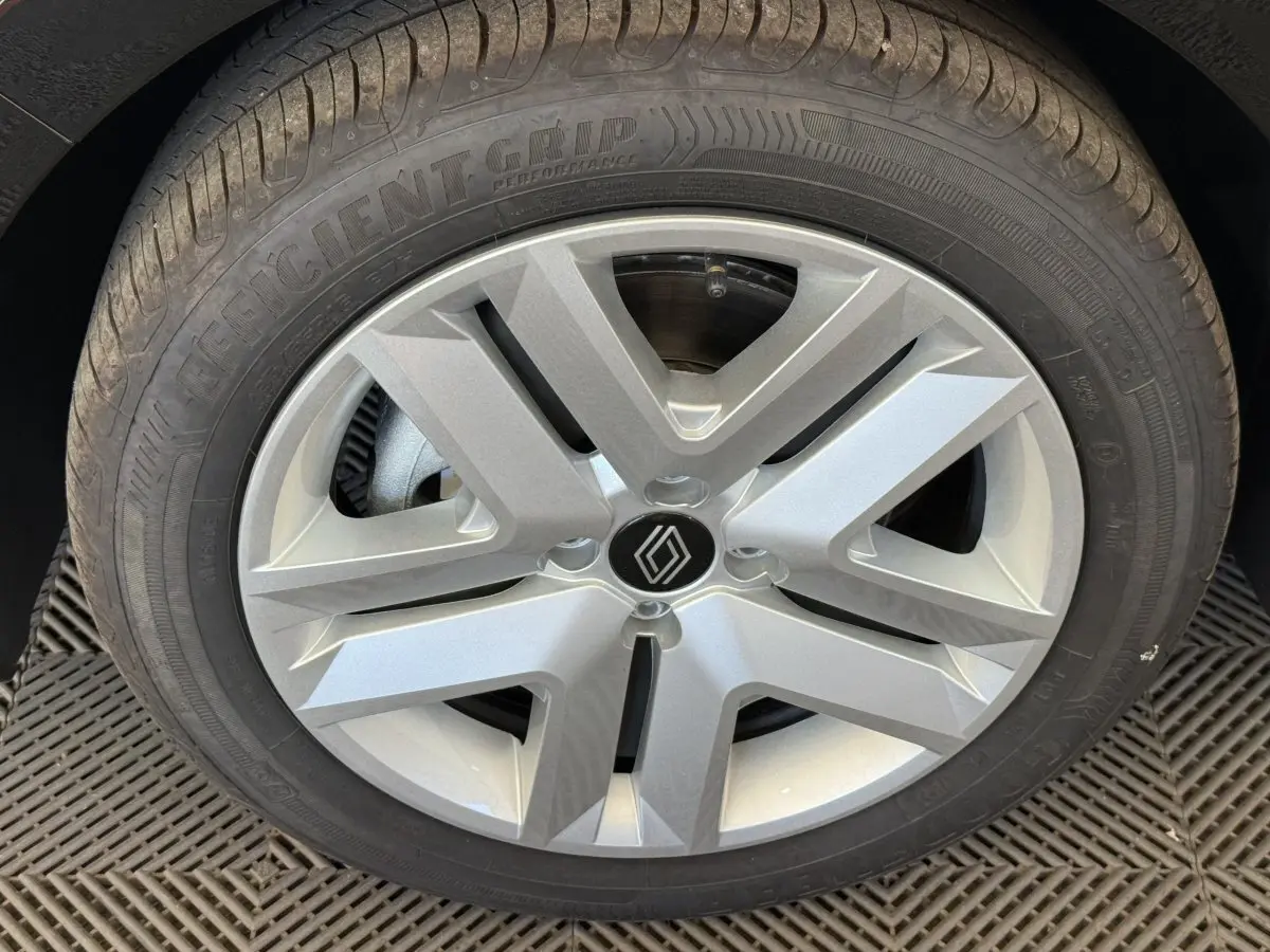 Gros plan sur la jante argentée au design moderne d'une Renault Clio noire Evolution Blue dCi 100 -25.