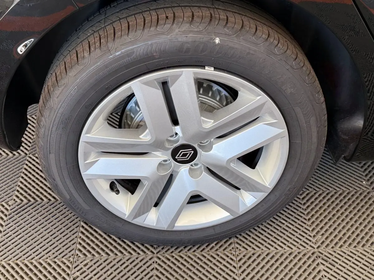 Gros plan sur la roue avant droite de la Renault Clio noire 2025 avec jante alliage argentée et pneu Goodyear.