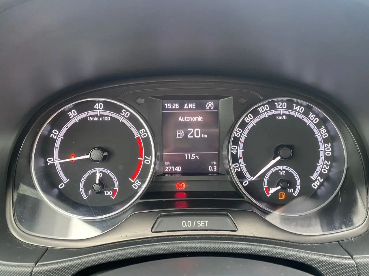 Vue rapprochée du tableau de bord de la Skoda Fabia 2021, affichant l'autonomie à 20 km et le compteur à 27 140 km.