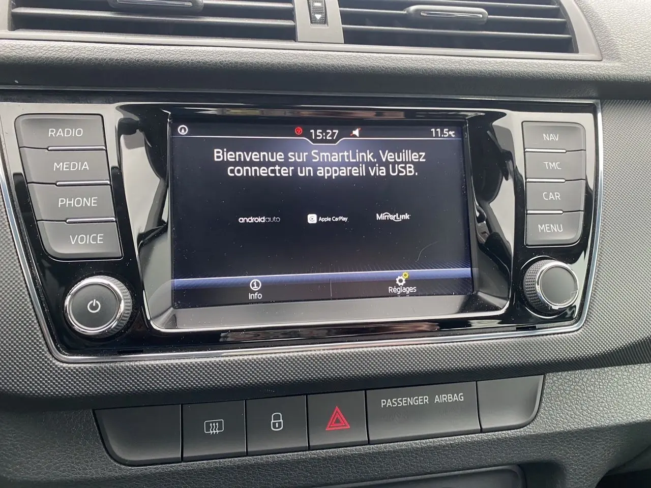 Écran multifonction du tableau de bord de la Skoda Fabia gris argent, affichant SmartLink et commandes tactiles.