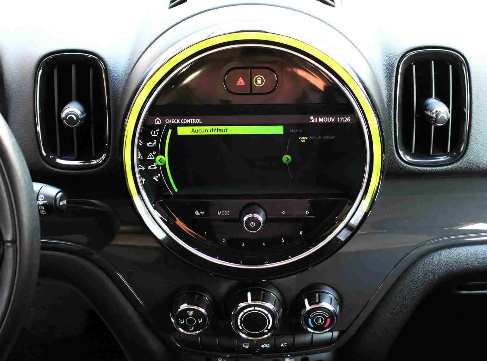 Tableau de bord du MINI Countryman gris perle, vue frontale centrée sur l'écran circulaire avec affichage vert "Aucun défaut".