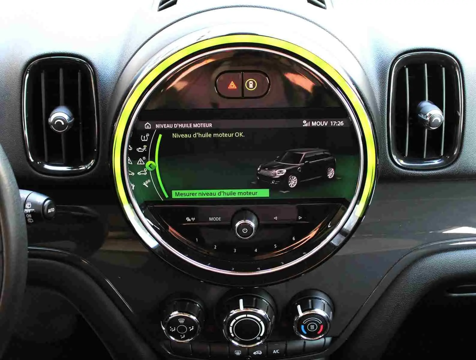Tableau de bord du MINI Countryman 2020, affichage circulaire central avec indication du niveau d'huile moteur, ambiance noire.