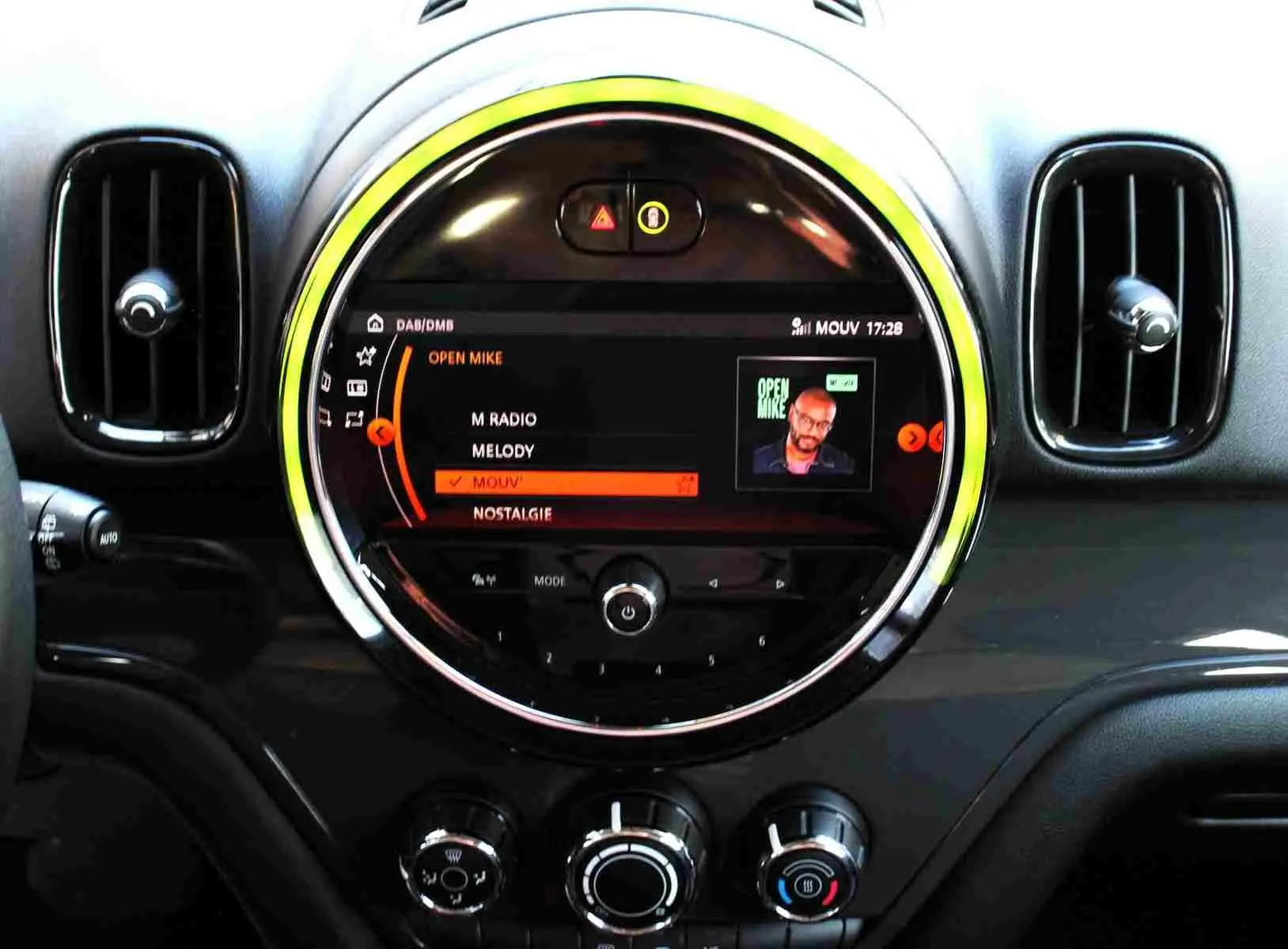 Vue rapprochée du tableau de bord du MINI Countryman gris perle, mettant en valeur l’écran central circulaire avec interface multimédia.