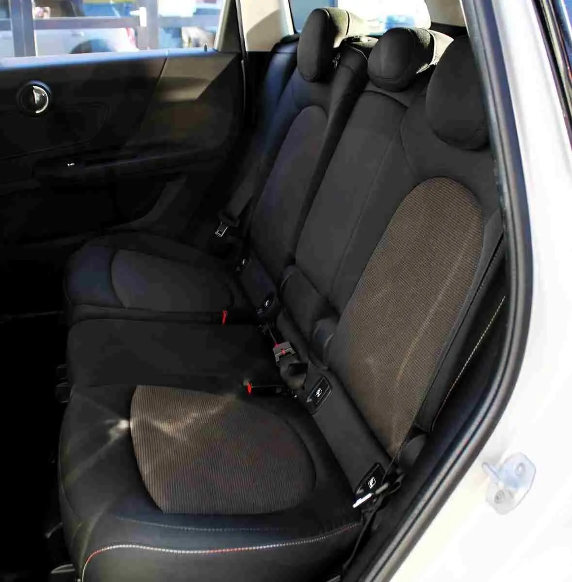 Vue intérieure côté droit des sièges arrière noirs et tissu gris du MINI Countryman II 2020 avec ceinture et appuie-têtes visibles.