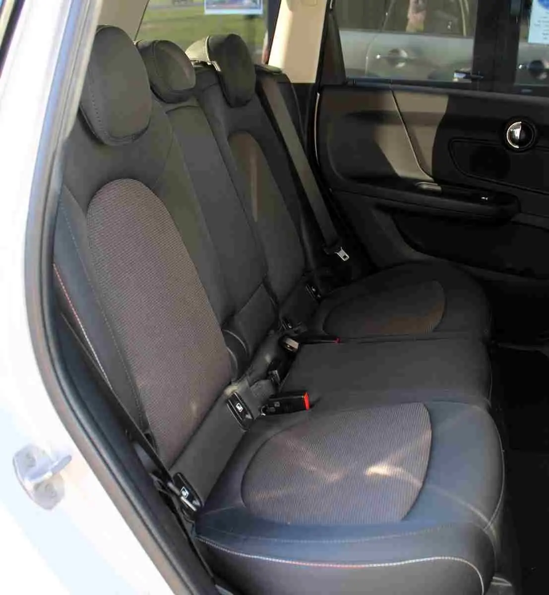 Vue intérieure côté gauche des sièges arrière en tissu noir avec surpiqûres contrastantes du MINI Countryman gris perle 2020.