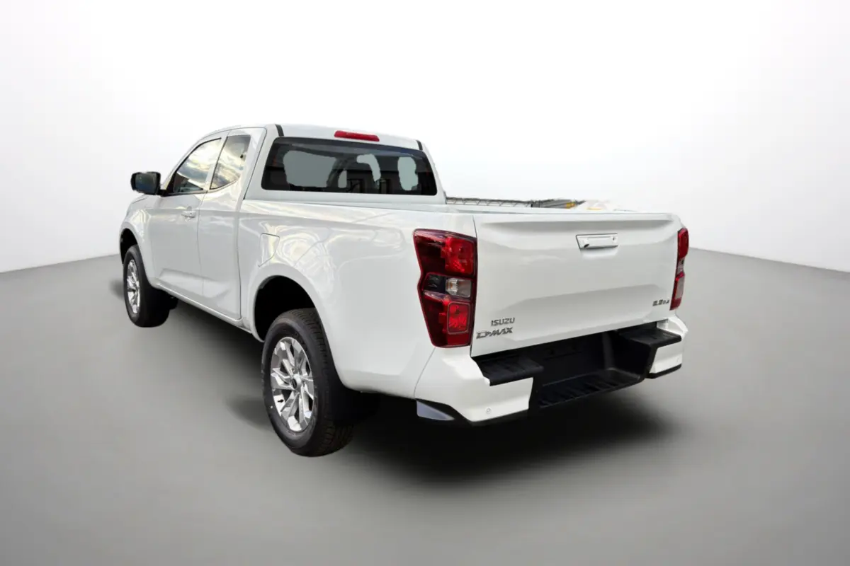 Vue 3/4 arrière gauche d'un pick-up Isuzu D-MAX blanc Splash avec benne et jantes alu 18 pouces.