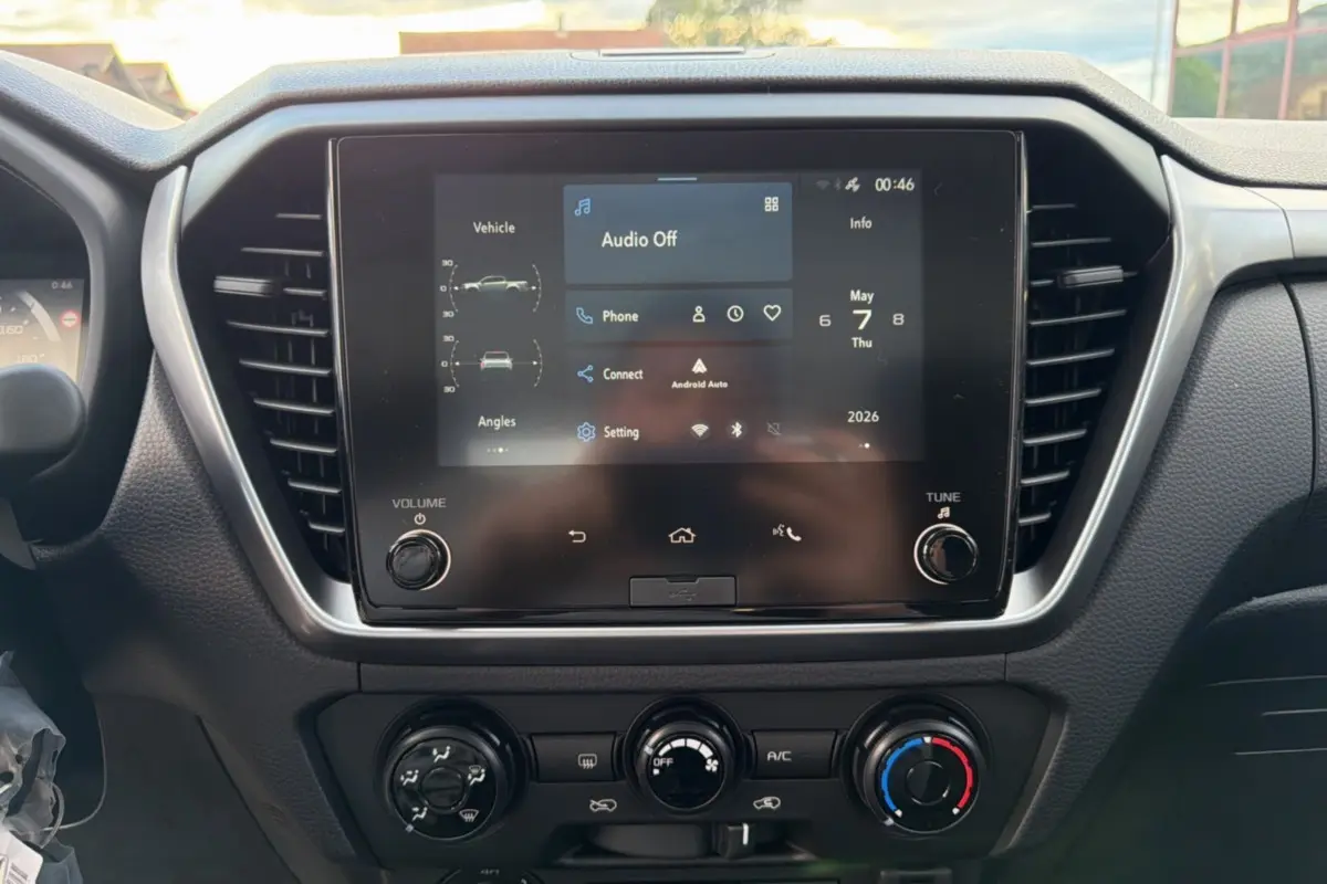 Vue rapprochée de l’écran tactile central et des commandes de climatisation du tableau de bord de l’Isuzu D-MAX 2026.