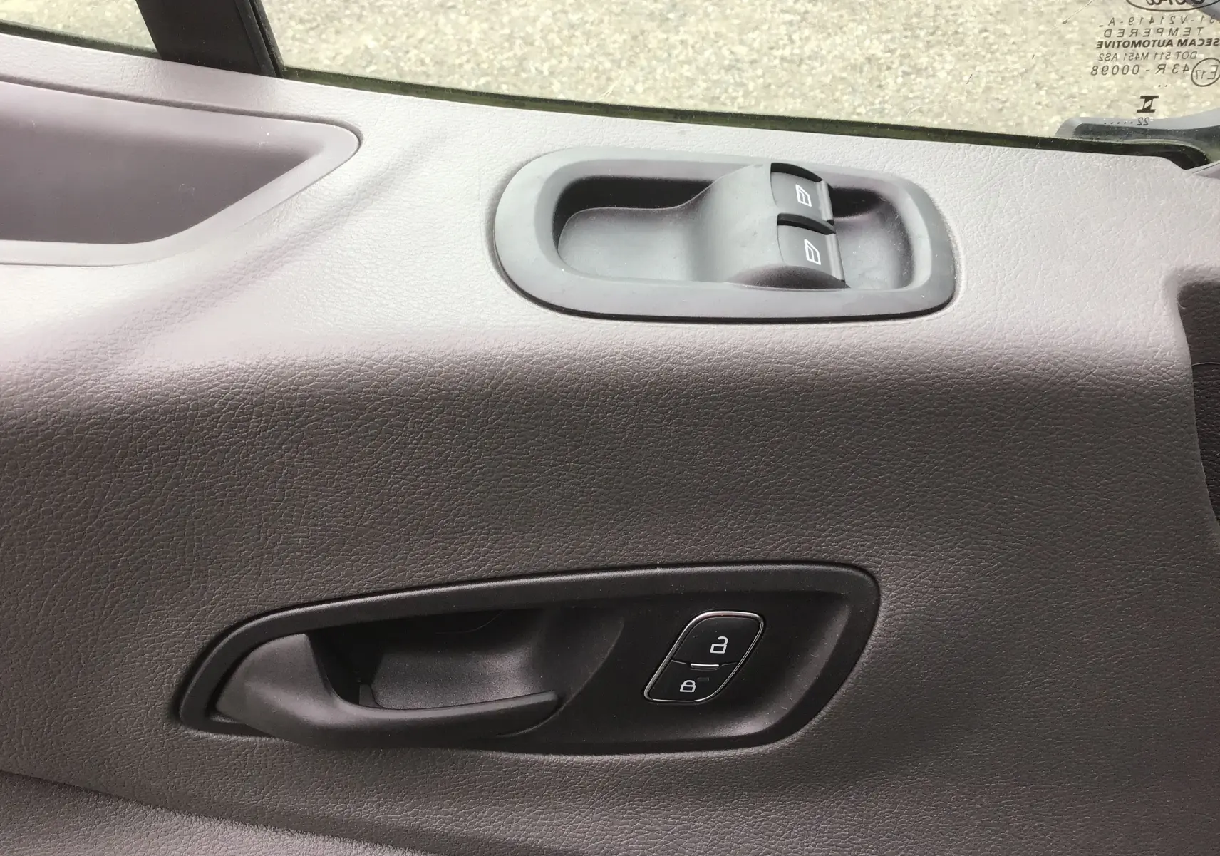 Poignée de porte intérieure côté gauche du Ford Transit Chassis Cabine blanc avec commandes de verrouillage et lève-vitres.